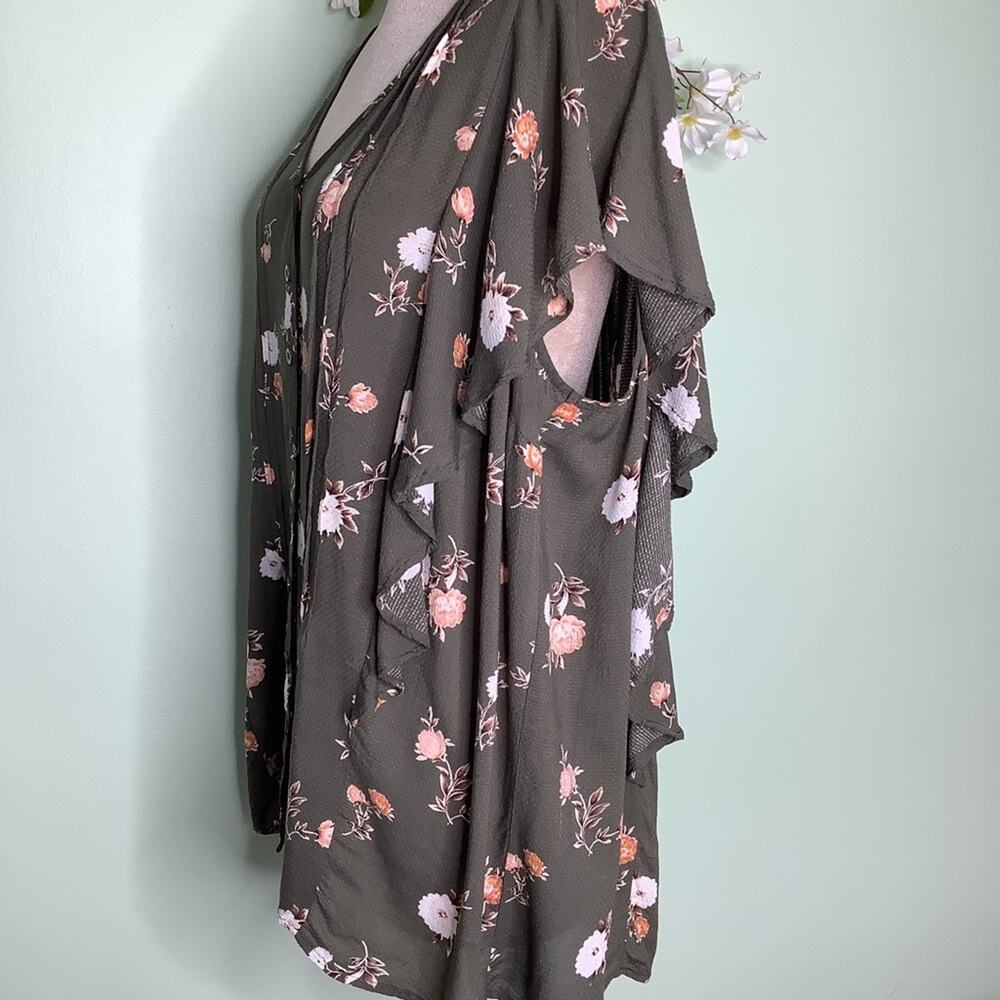 Torrid Floral Pin Tuck Button Front Flutter Ruffl… - image 6